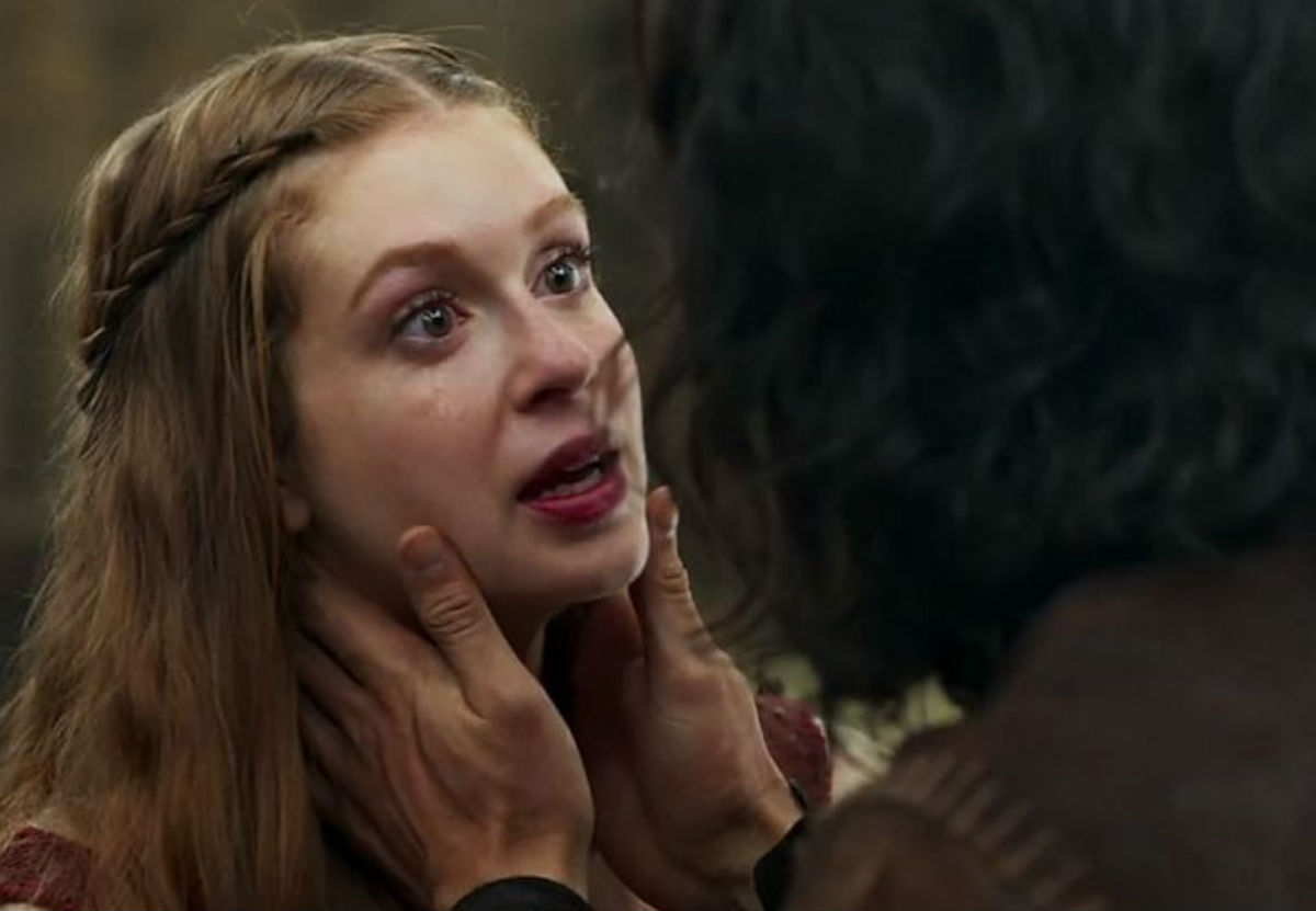 Em "Deus Salve o Rei", Afonso e Amália são surpreendidos por Virgílio no local da reunião.