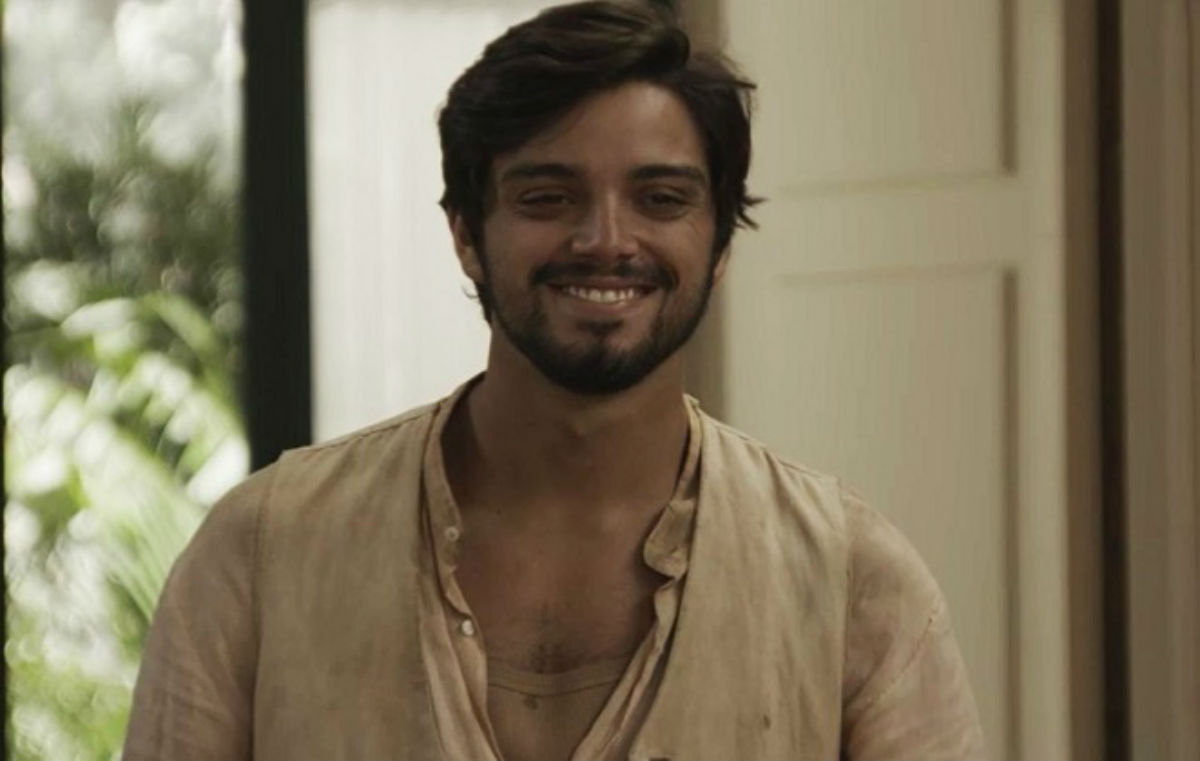 Em "Orgulho e Paixão", Ema finge que está namorando Ernesto para despistar Jorge.