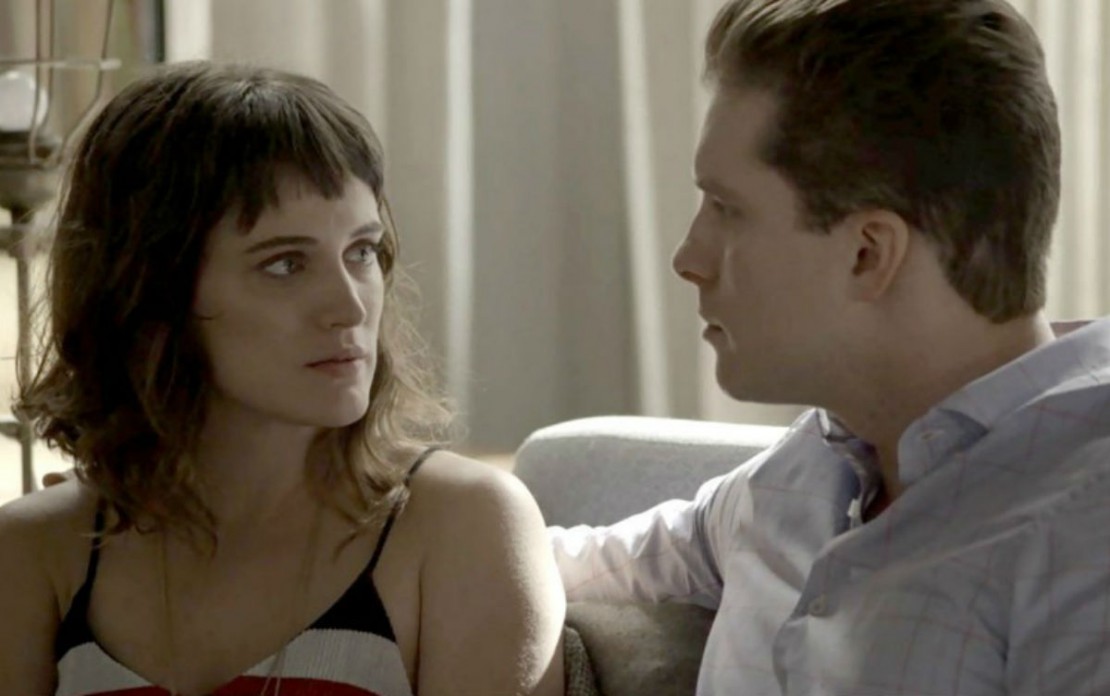 Em "O Outro Lado do Paraíso", Patrick conta a Hermínia que Clara está viva.