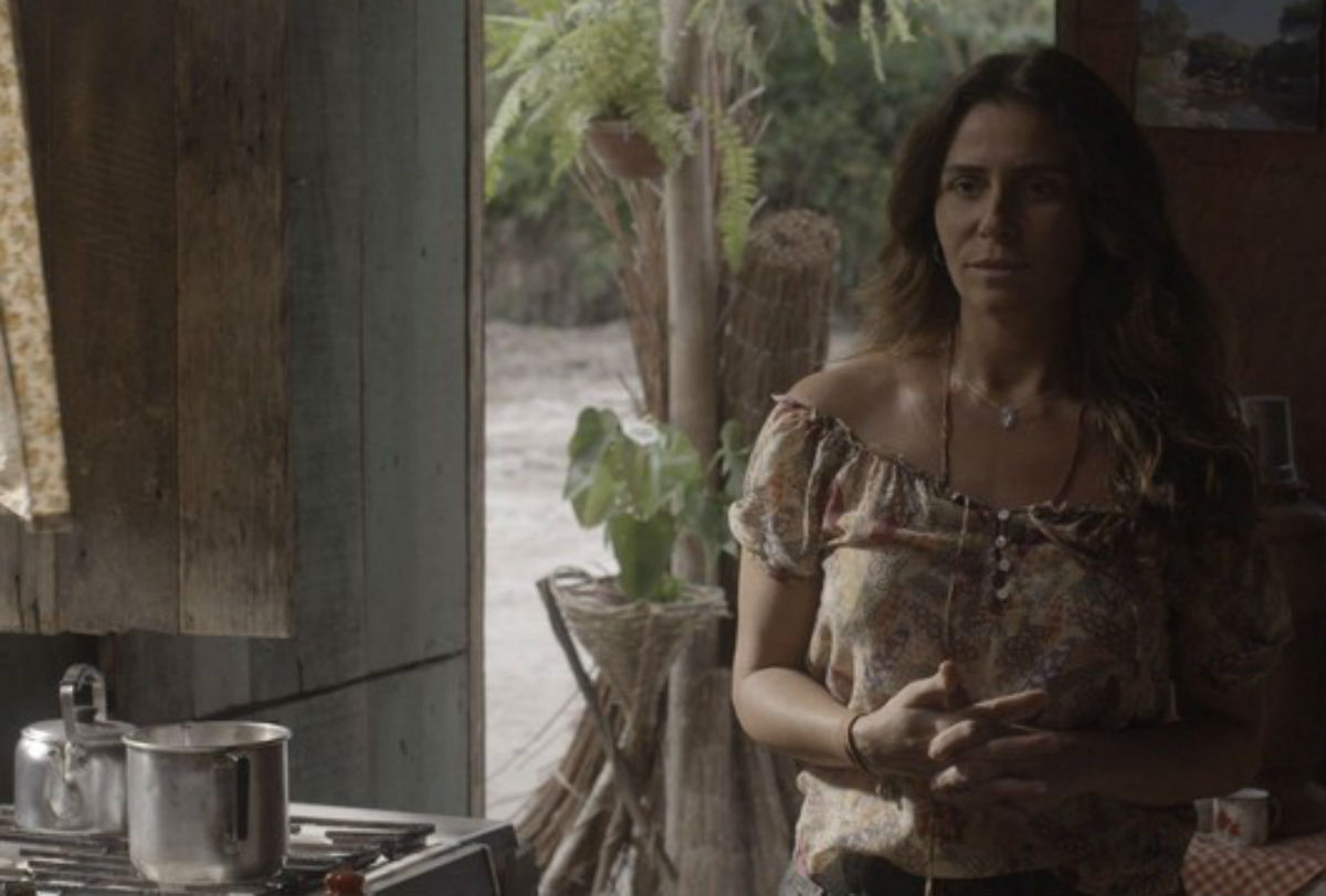 Em "Segundo Sol", Luzia descobre que está grávida, mas encontra Karola procurando pelo noivo para contar que está esperando um filho dele.