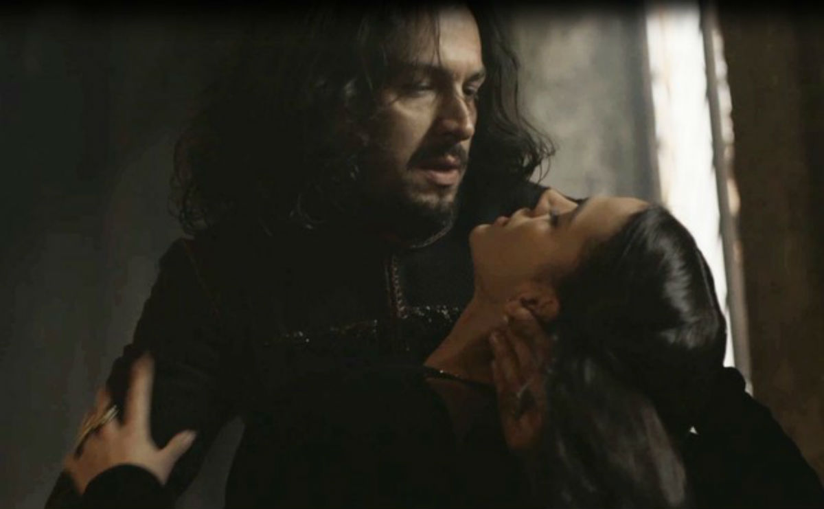 Em "Deus Salve o Rei", Catarina sente tontura e desmaia nos braços de Afonso.