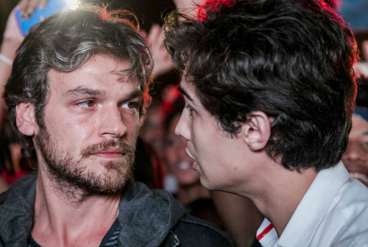 Em "Segundo Sol", Karola implora para que Valentim volte para casa.