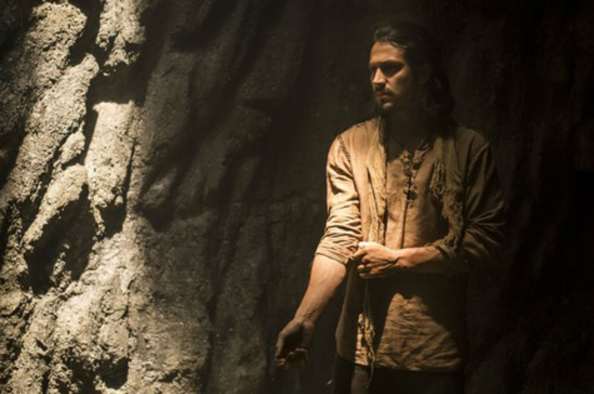 Em "Deus Salve o Rei", o povo reconhece Afonso como o novo rei.