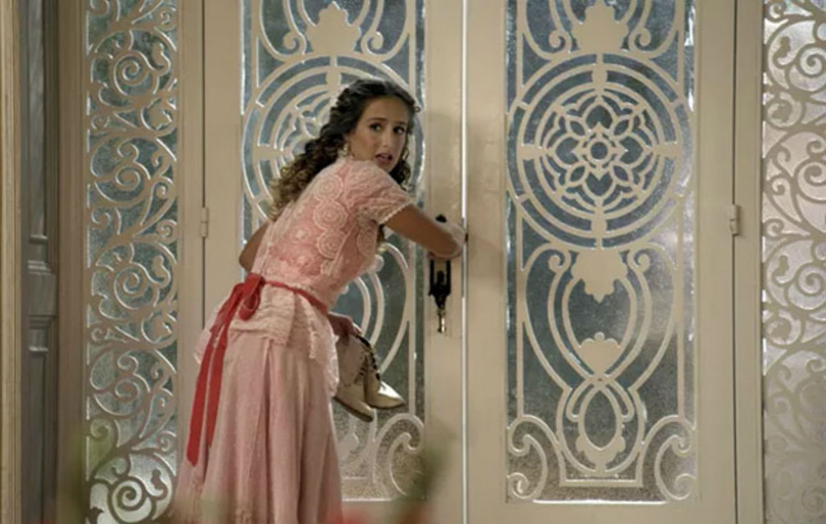Em "Orgulho e Paixão", Lídia tenta fugir da vigilância de Elisabeta e Darcy, mas é surpreendida pela chegada de Ofélia.