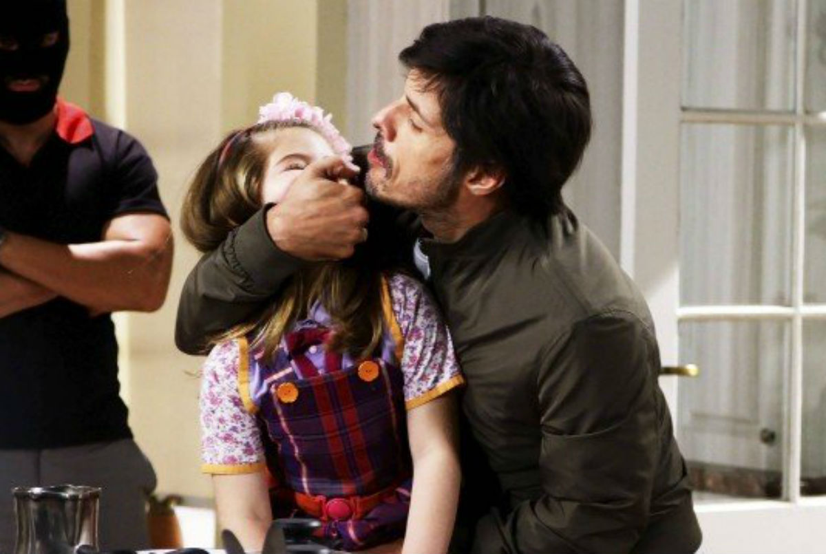 Em "Carinha de Anjo", Dulce Maria volta para casa e deixa todos emocionados.