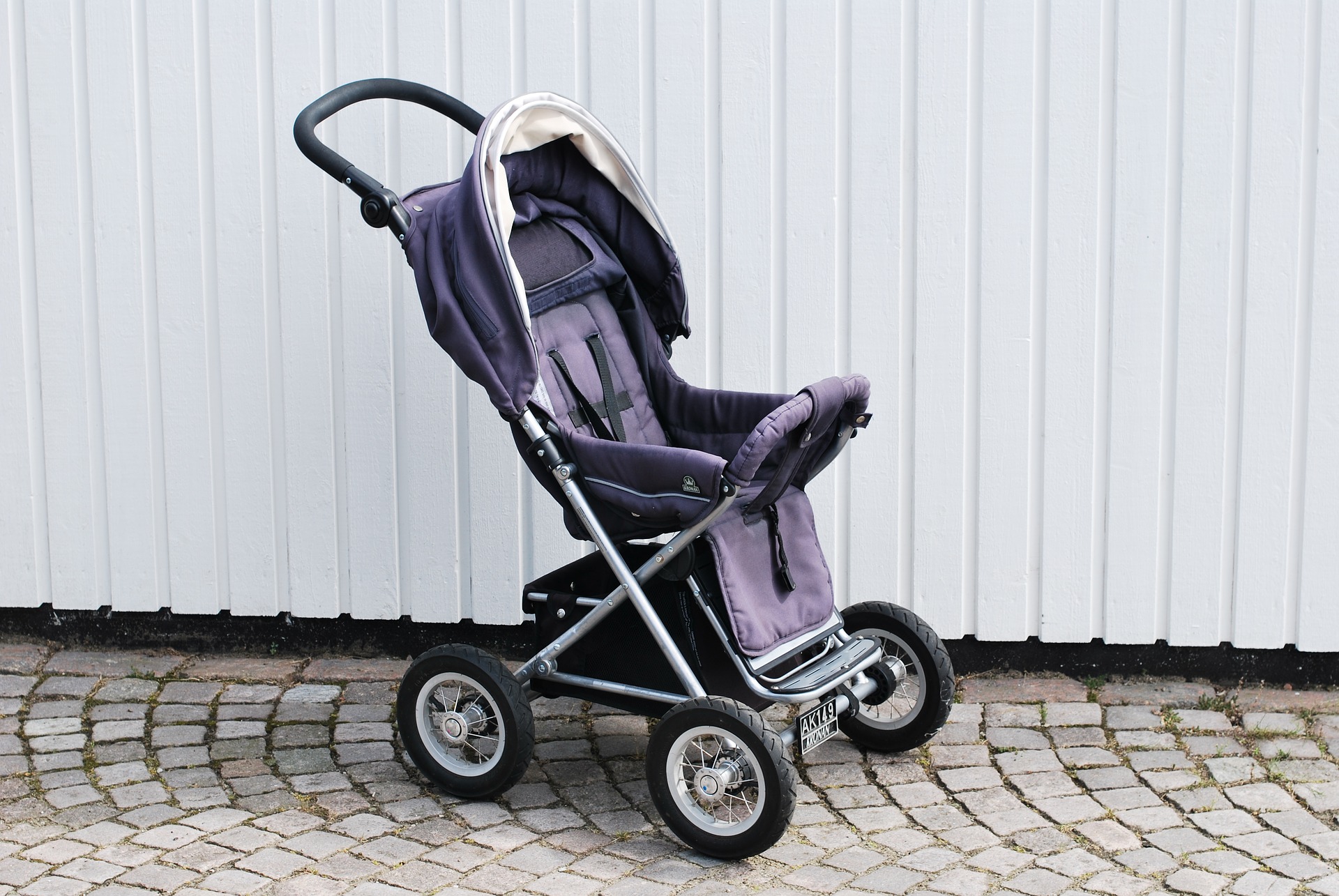 Carrinhos de bebê e cadeiras para usar no carro também são encontrados nos brechós. Foto: Pixabay