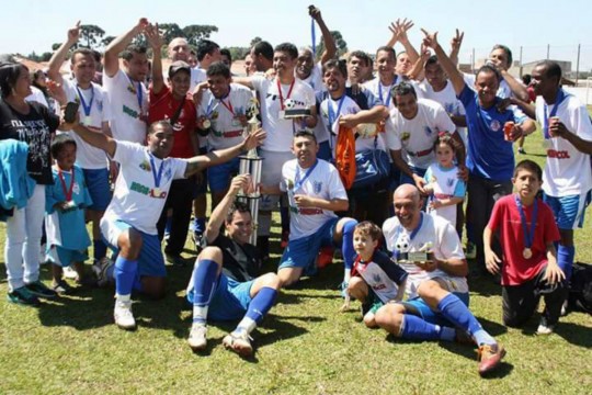 Ana Terra festejou o titulo em Colombo. Foto: Danyelle Gonçalves