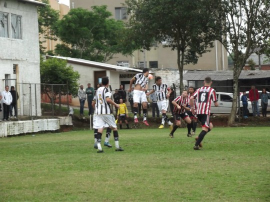 Lance do jogo entre os líderes Vila Sandra e Vila Hauer, na rodada passada. Foto: João Bueno