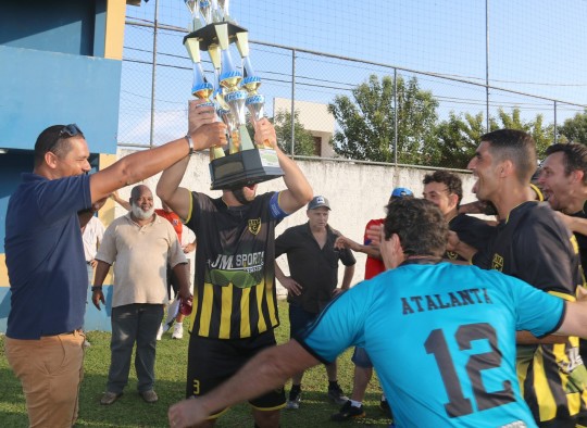 Entrega da taça para o time campeão. Foto: Maschio