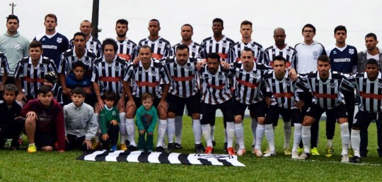 Iguaçu recebeu o Troféu Mário Lipinski pelo título da Suburbana. Foto: Rolando a Bola