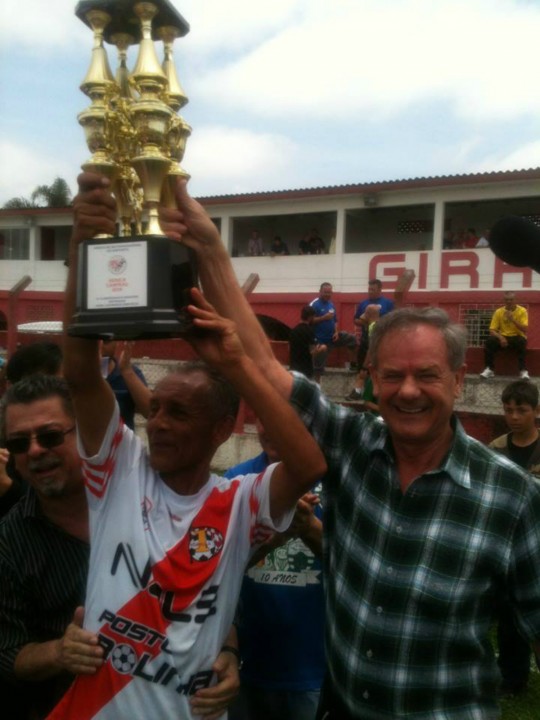 Leonides Dreveck fez a entrega da tão esperada taça. Foto: Divulgação