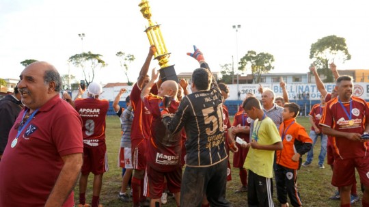 Guabi com a taça de campeão dos 45 anos. Título veio nos pênaltis. Foto: Jornal da Gente/Divulgação
