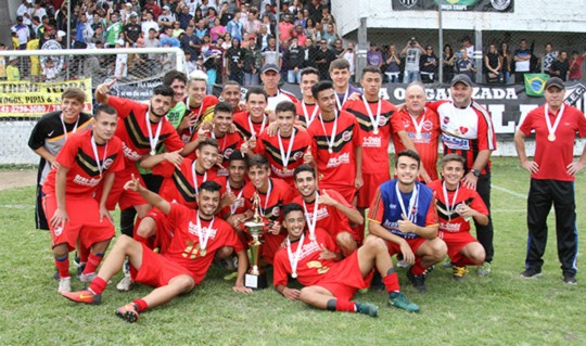 Time que conquistou o título da categoria juvenil da Série B. Foto: Do Rico ao Pobre
