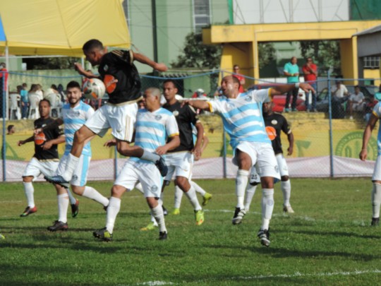 Lance da vitória do Os Morenos sobre o Grêmio São Braz. Foto: Marcelo Kloss