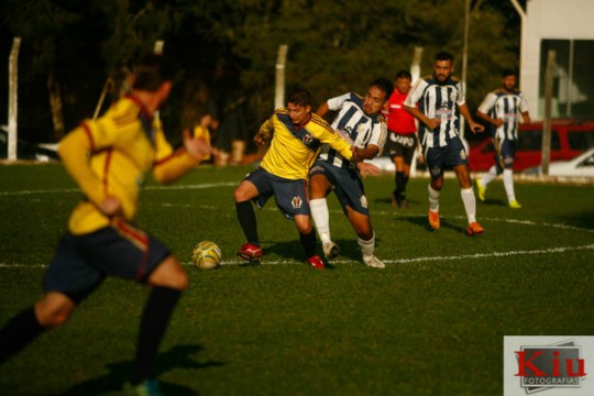 Lance do empate em 3x3 entre Teimosos e De Lado Foot Goles. Foto: Valquir Aureliano