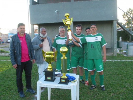Repórter Mussum fez a entrega do troféu de campeão intermunicipal ao Novo Horizonte. Foto: José Ailton