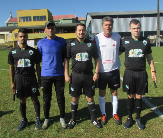 Trio de arbitragem e capitães dos dois times. Foto: Thiago Lucca