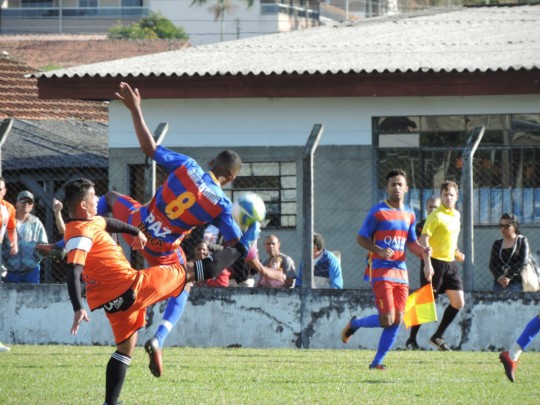 Lance da emocionante final entre Bate Nave e Barcetoma. Foto: Marcelo Kloss
