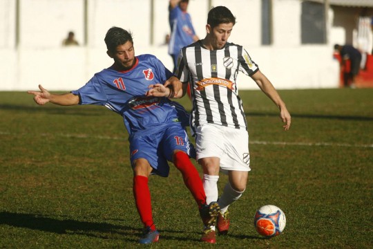 Lance da vitória do Iguaçu por 2x1 sobre o Pilarzinho, na Série A da Suburbana. Foto: Valquir Aureliano
