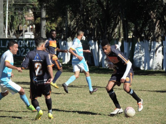 Lance da goleada do Ônix sobre o José Culpi por 6x1. Foto: Marcelo Kloss