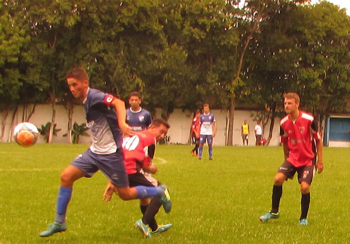 Lance do equilibrado embate na grande final juvenil. Foto: Levi Mulford