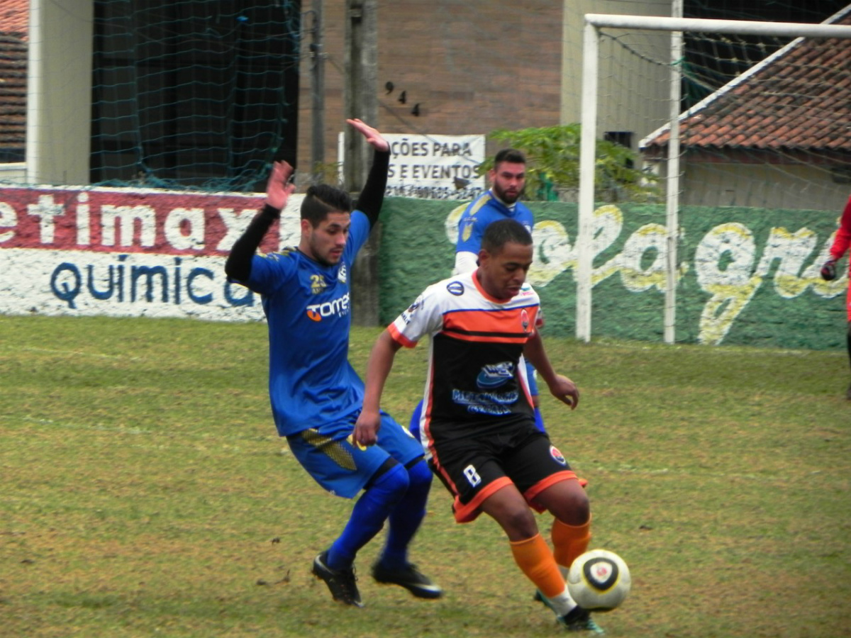 Lance do duelo entre Bate Nave x Os Morenos. Foto: Marcelo Kloss