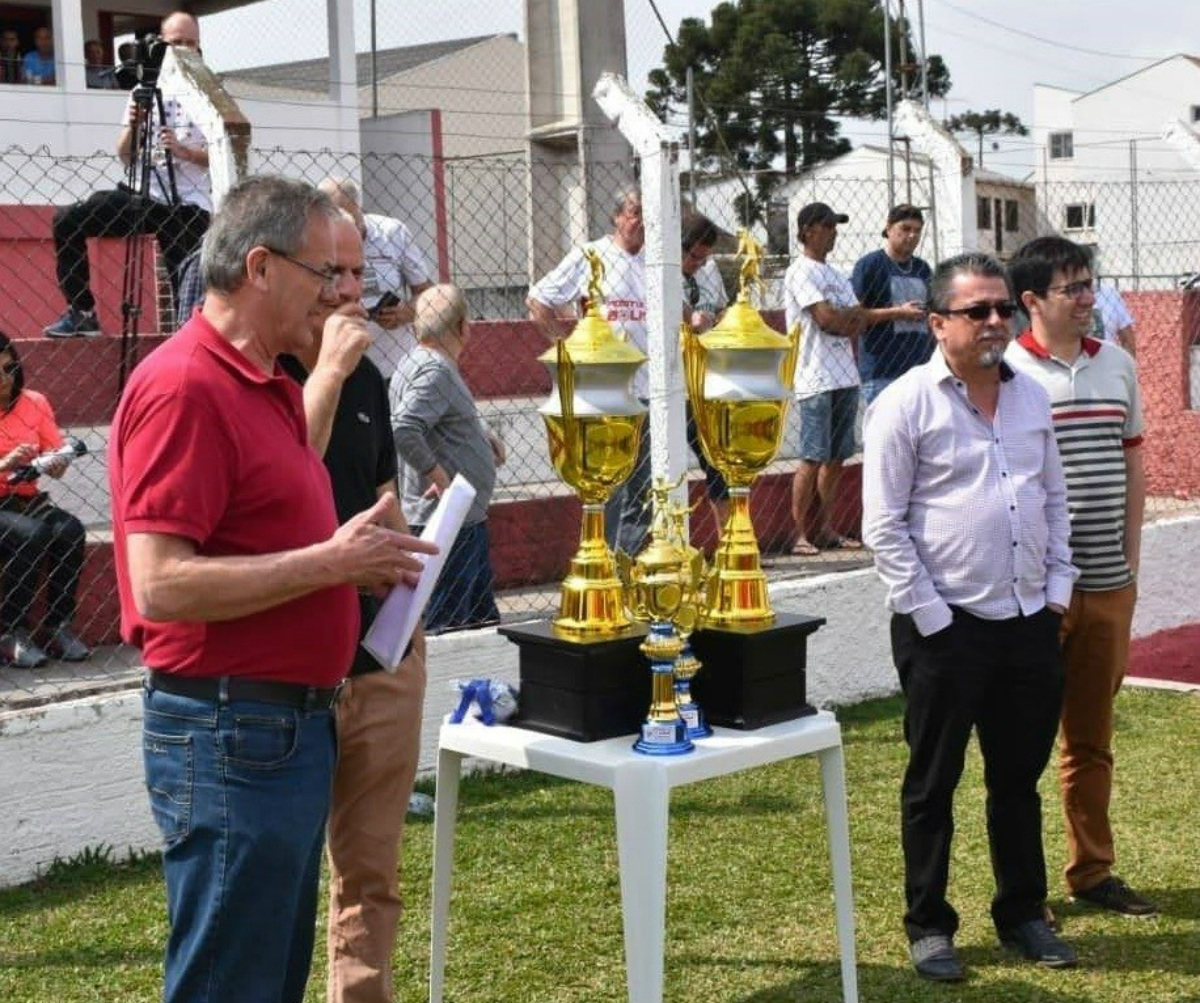 Leonides Drevek e as taças da premiação do Sessentinhas. Foto: Divulgação
