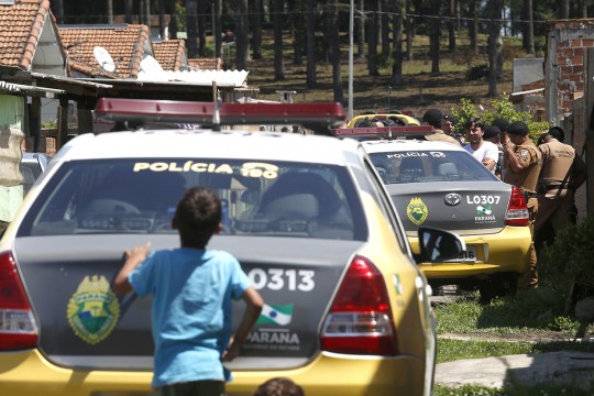 Os dois homens foram encontrados pela polícia no bairro Vila Nova, em Piraquara. Muitas criancas no local durante a troca de tiros.