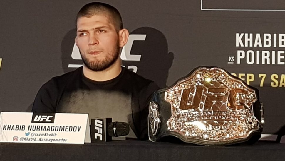 UFC: Khabib diz que peso-leve deve 'seguir em frente' e aponta