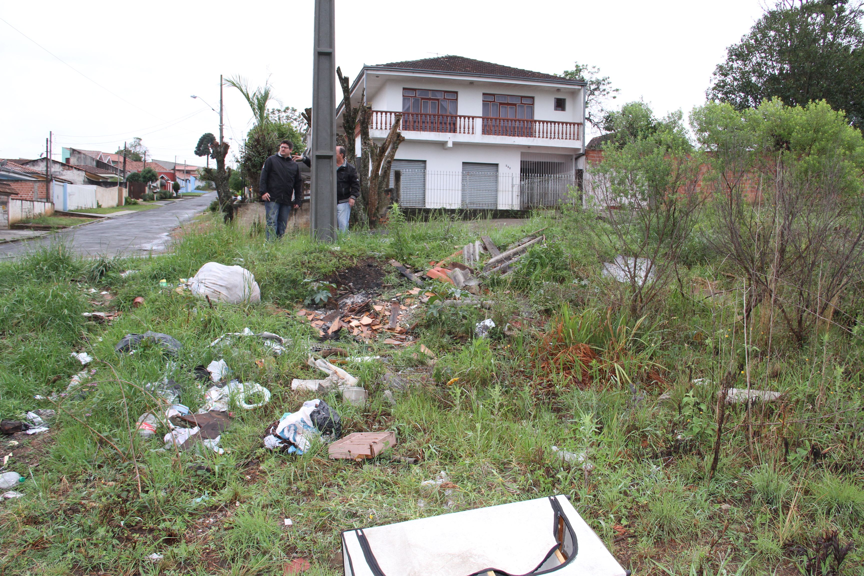 Moradores reclamam da situação para a reportagem da Tribuna.
