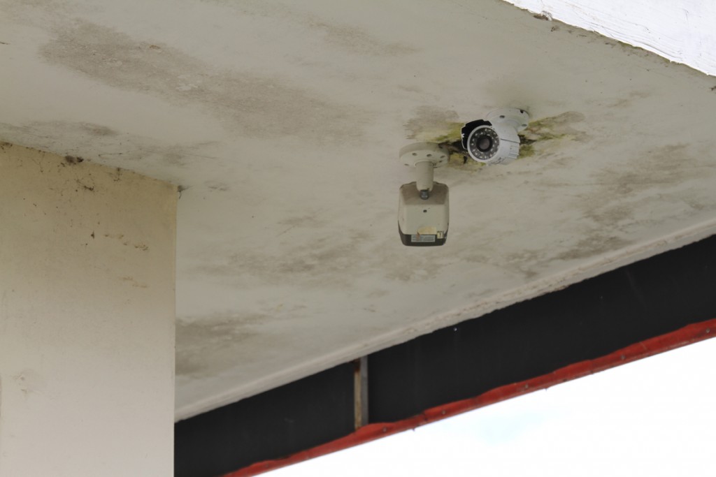 Bandido quebrou a câmera de segurança. Foto: Gerson Klaina