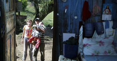 Voluntários buscam doações para construir uma casa para a família de Manoel. Foto: Felipe Rosa
