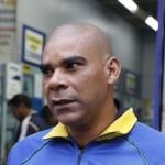 Elias paga suas contas na lotérica.