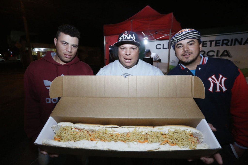 Cachorro Quente de 60 cm é sucesso em Santa Felicidade. Foto: Felipe Rosa