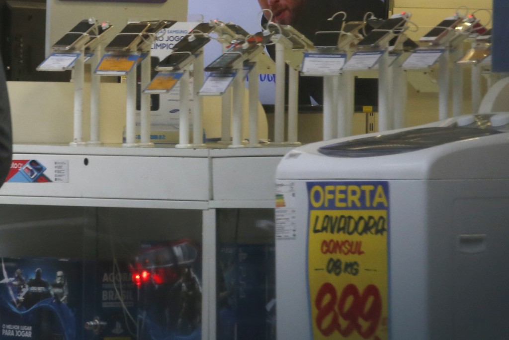 Os assaltos a comércios que revendem os aparelhos também têm sido cada vez mais frequentes. Foto: Átila Alberti