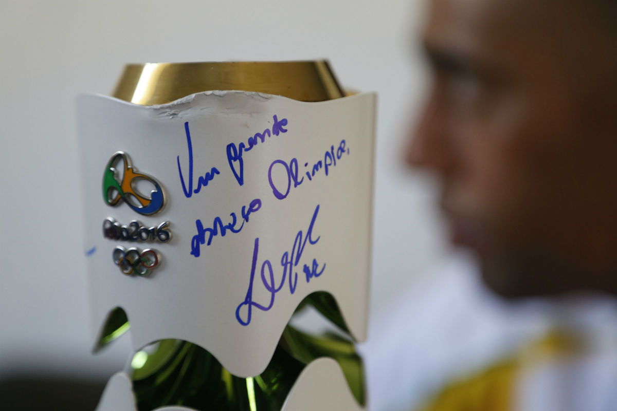 Com autógrafos de atletas olímpicos, alvo é arrecadar R$ 65 mil. Foto: Felipe Rosa