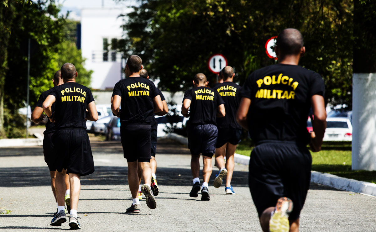 Jovens relatam a 'vida militar' em Curitiba. Foto: Lineu Filho.