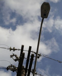 À noite: lâmpadas queimadas. Foto: Felipe Rosa.