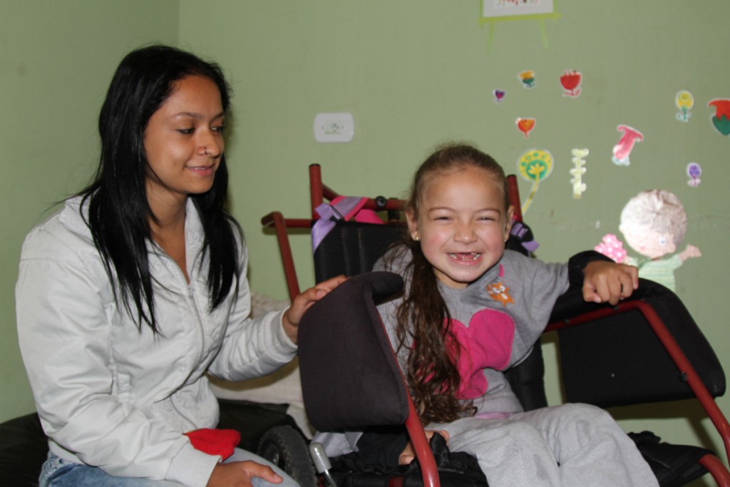 Duda usa fraldas e precisa de uma alimentação específica para que consiga engolir. Foto: Gerson Klaina