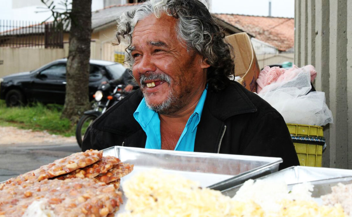 Quem gostou mesmo do movimento, foi o ambulante Luiz Henrique de Moura. Foto: Gerson Klaina.