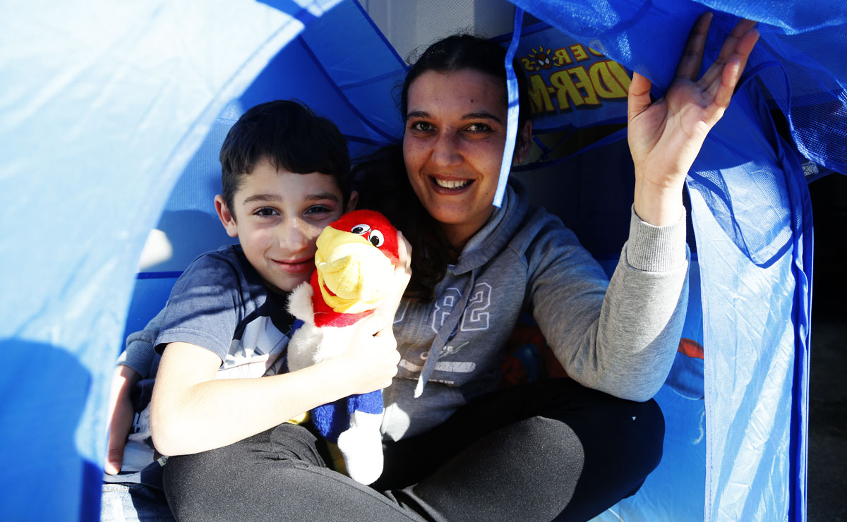 Fabiane precisa levar Matheus a Florianópolis a cada três meses para tratamento. Não tem sido fácil bancar os custos da viagem e tratamento. Foto: Felipe Rosa.