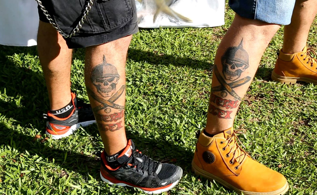 Aureo e Maico formaram um time e até tatuaram a marca da equipe na perna.