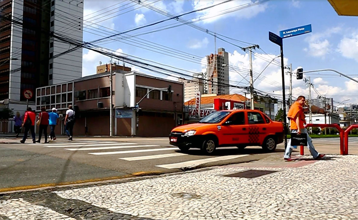 Nem taxistas respeitam a sinalização na esquina da Lourenço Pinto com a Visconde de Guarapuava. Foto: Reprodução.