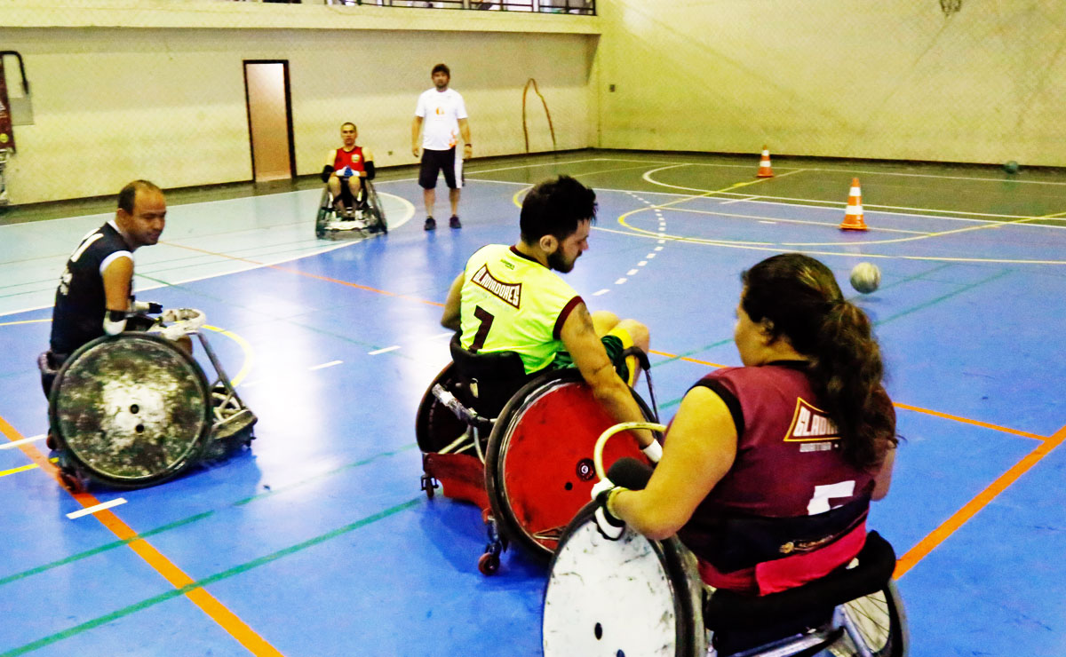 O rugby paralímpico é misto e pode ter homens e mulheres no time. A bola parece a de vôlei