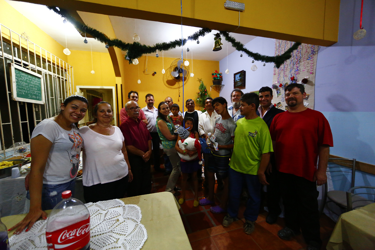 Entrega de presentes de natal na instutuicao Idas em Sao Jose dos Pinhais