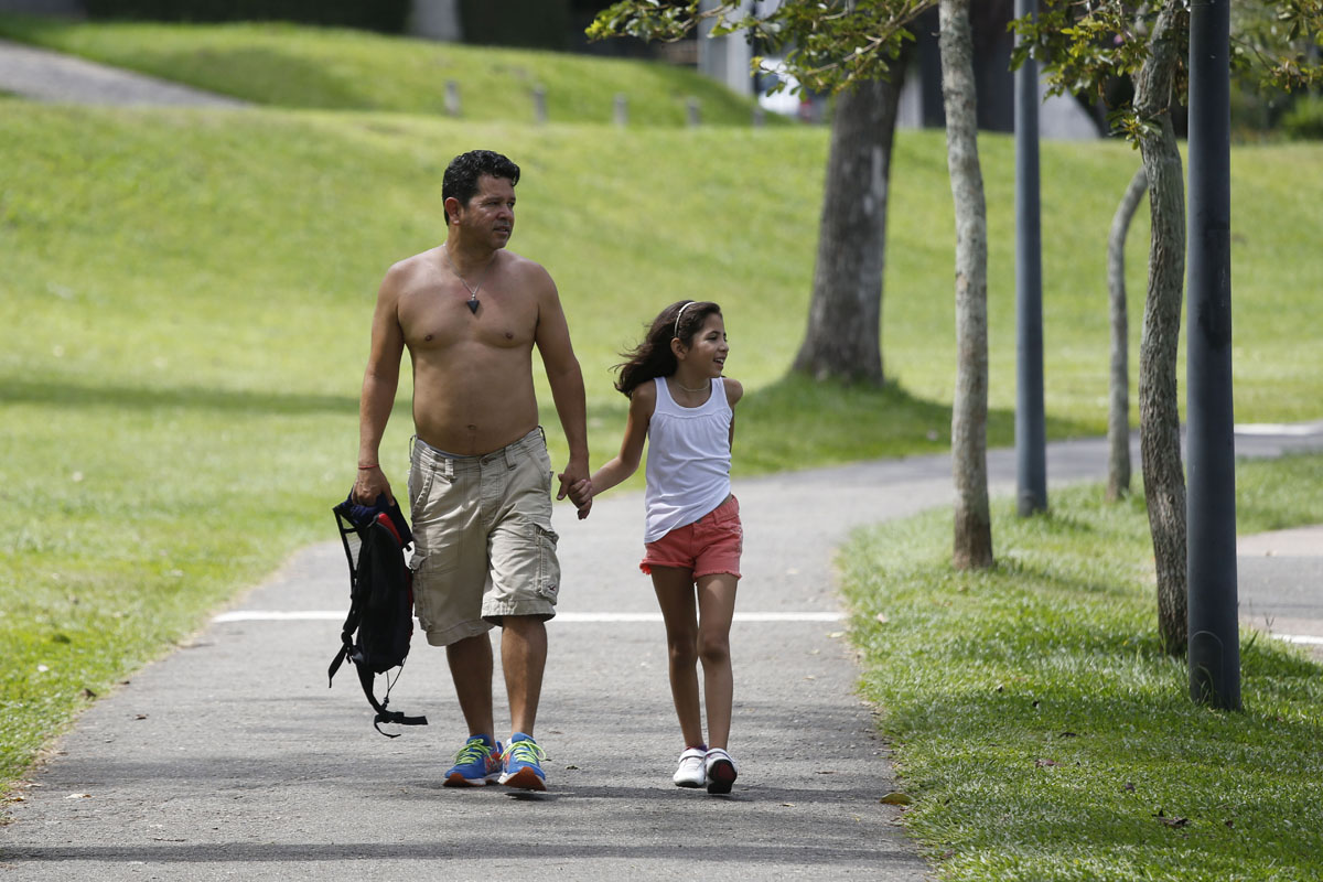 Djalma leva a filha ao parque para curtir o dia ensolarado. Foto: Felipe Rosa