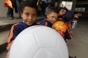 Matheus beijou a bola. Foto: Felipe Rosa