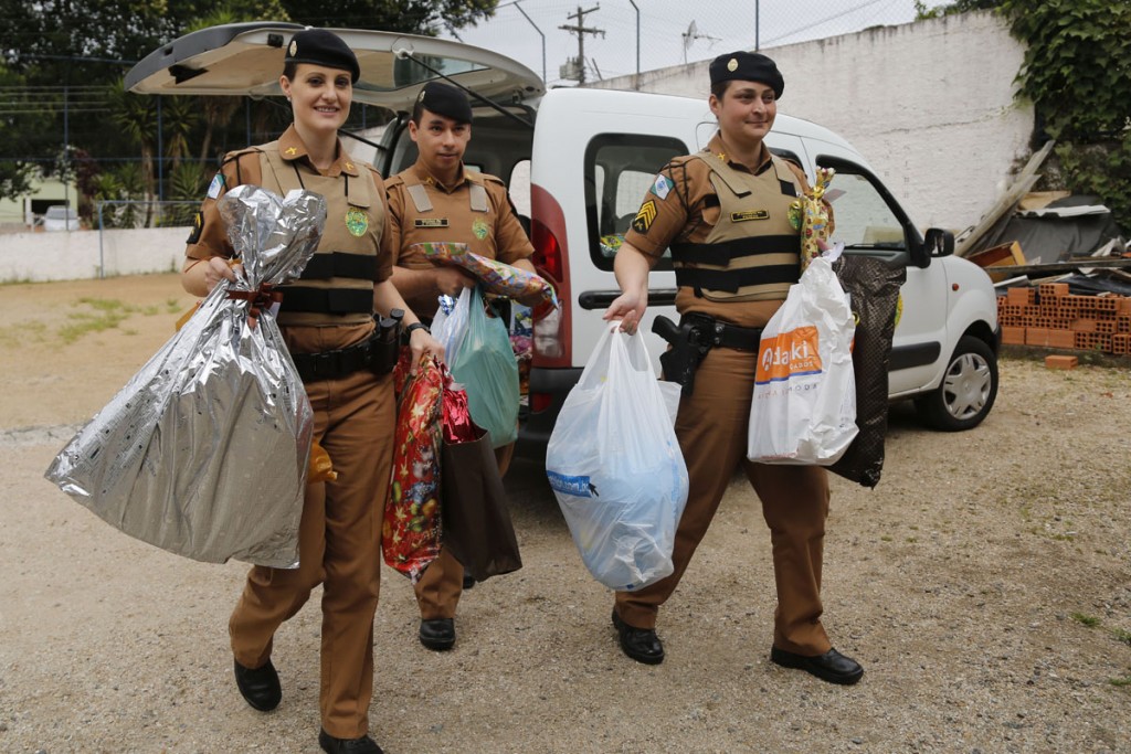 Policiais tiveram o cuidado de atender todas as crianças da lista. Foto: Felipe Rosa