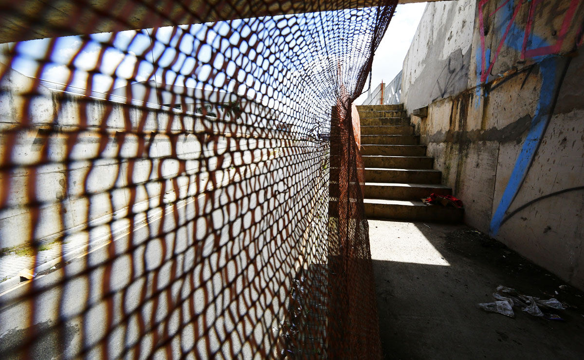 Trincheira da Arlindo Costa: faltam sinalização e grade de proteção. Fotos: Lineu Filho.