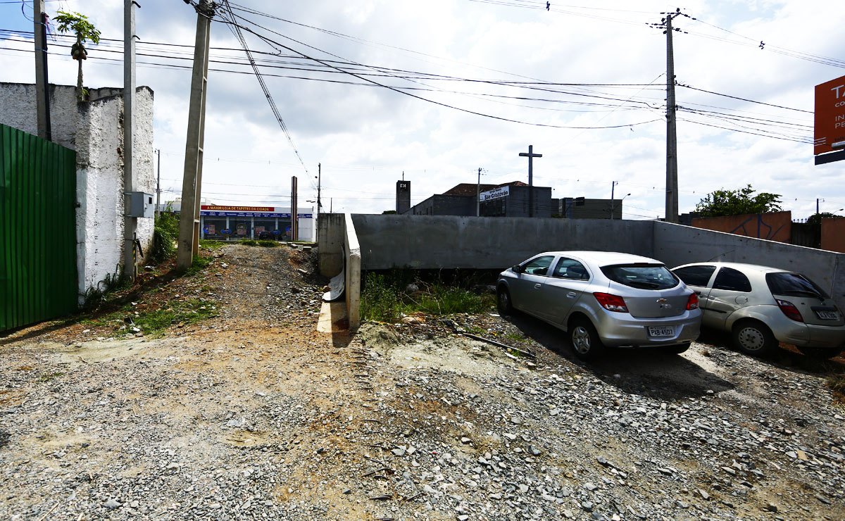 Após início da escavação, trincheira da Arapongas foi abandonada. Foto: Lineu Filho.